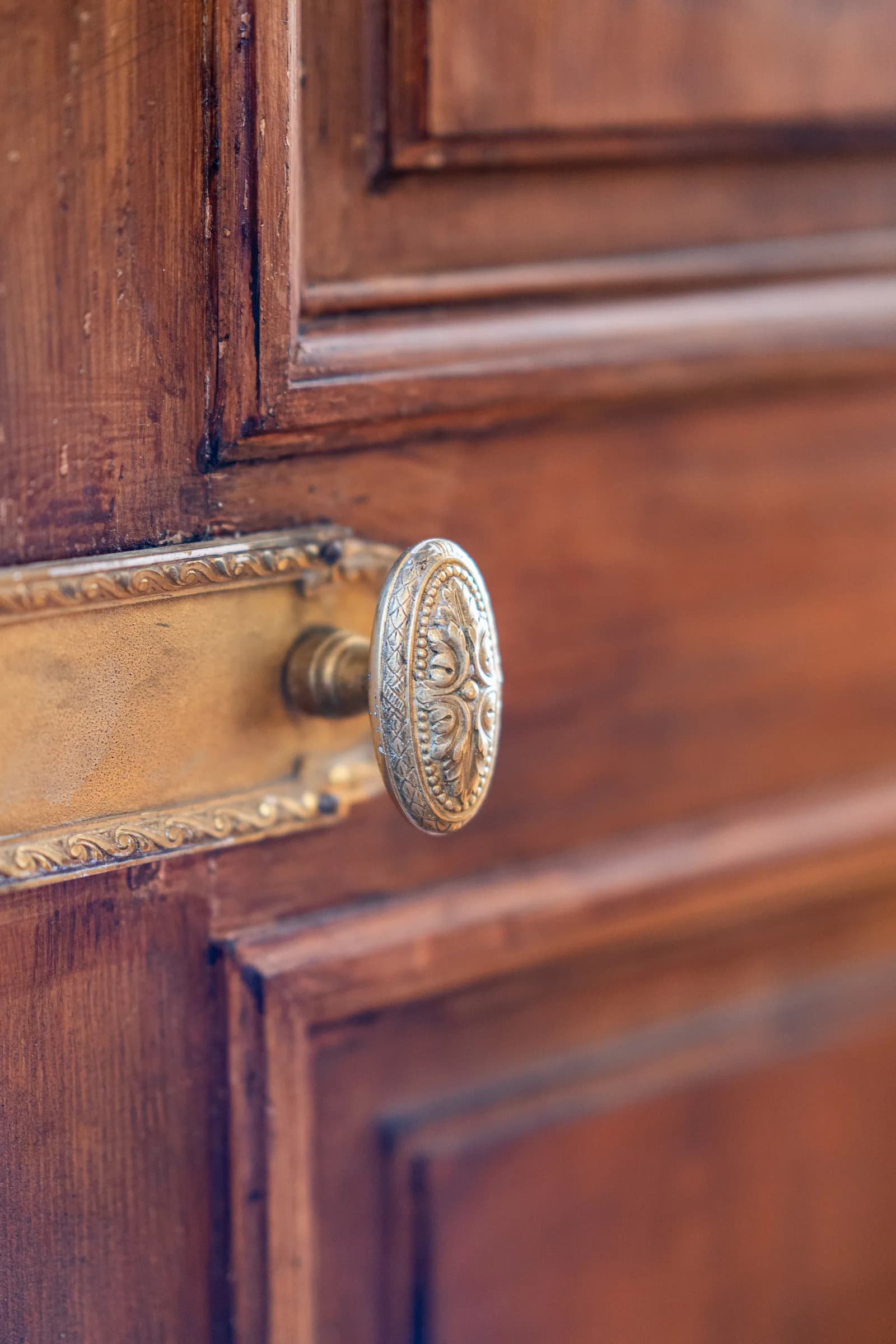 La porte de la chapelle du Manoir et sa poignée de laiton ouvragé