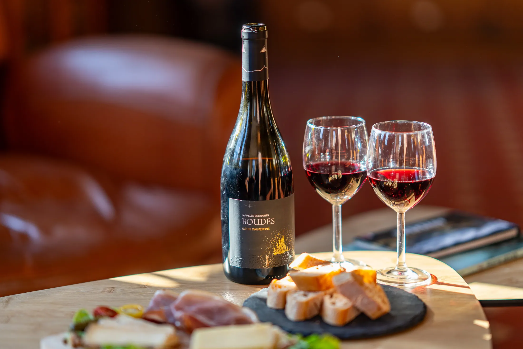 Une table dressée au Manoir des Rêves Sauvages